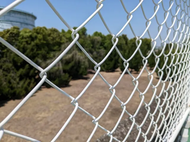 外構の劣化症状：老朽化により傾いたフェンスやブロック塀の交換時期のサイン