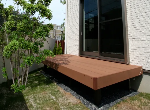 湿気や腐朽菌により傷んだウッドデッキの修理・高耐久素材への交換リフォーム