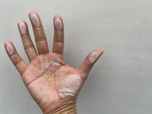 外壁塗装の劣化症状：塗膜の防水性が低下しているサインである白い粉（チョーキング）