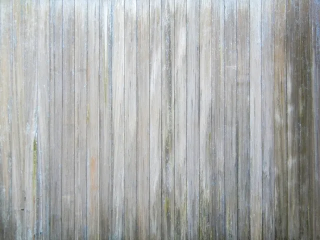 紫外線による塗膜の劣化を示す外壁塗装の色褪せ・変色