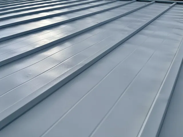 強い紫外線や雨風から住まいを最前線で守る遮熱性・耐候性に優れた屋根塗装